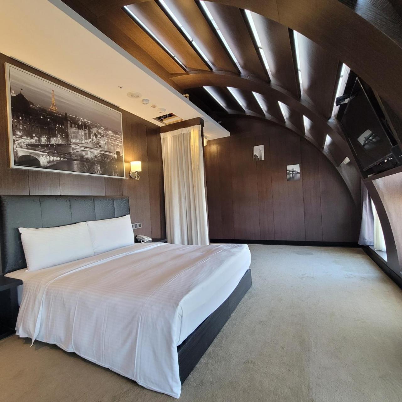 Meworld Hotel - Taipei Main Station Екстериор снимка